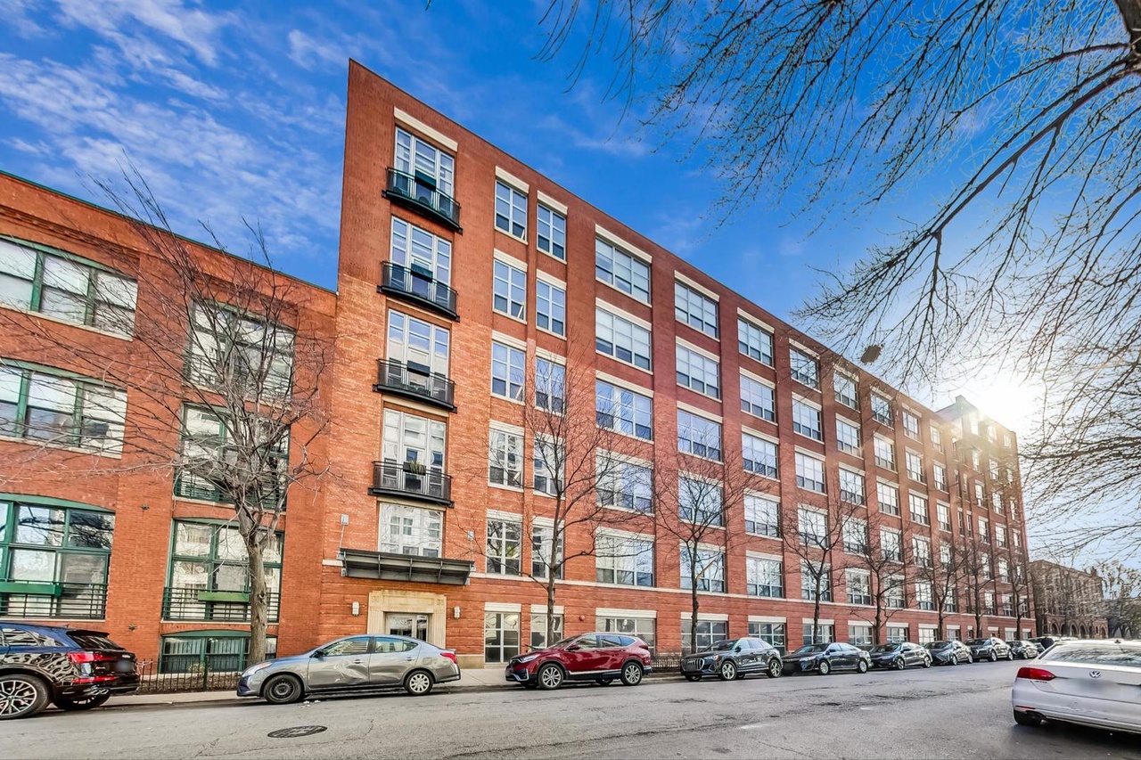 PAC Lofts, the 1908 brick factory building at 1735 N Paulina, Chicago